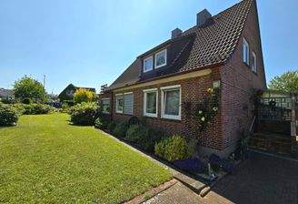 Garten und Hausansicht mit Haustürbereich