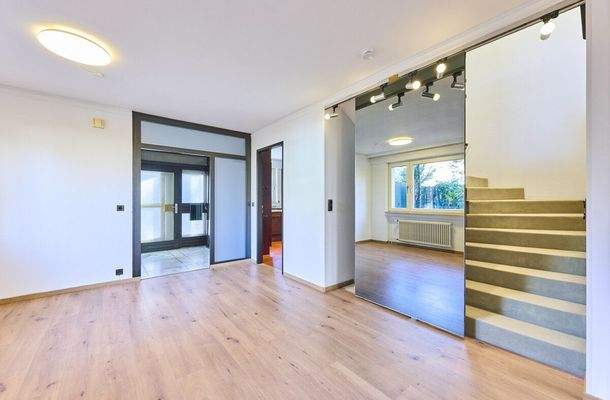 Treppenauf- und Abgang mit massiver Schiebetüre