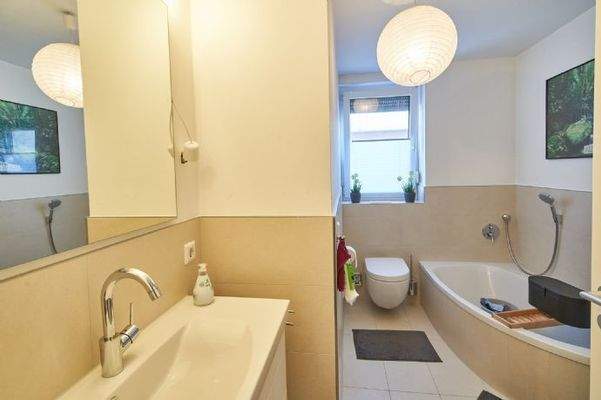 Modernes Tageslichtbad 