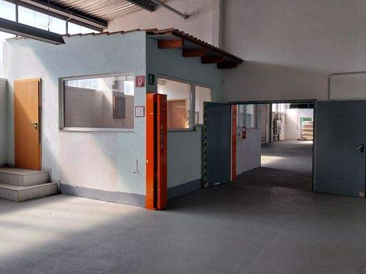 Halle / Blick zum Büroabteil