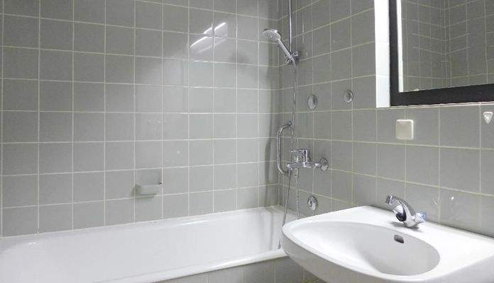 Bad mit Doppelwaschbecken und Wanne