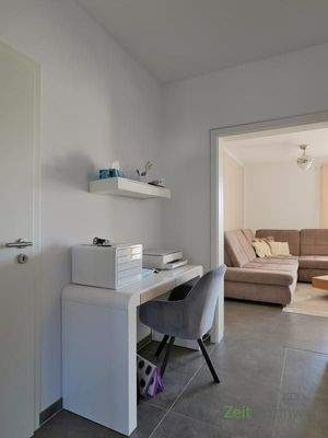 Arbeitsplatz im großen Flur