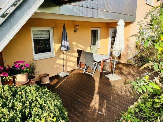 teilweise überdachte Terrassenfläche mit Zugang von der Gartengeschosswohnung