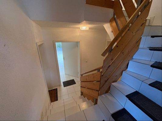 Treppenhaus und Eingang Wohnung