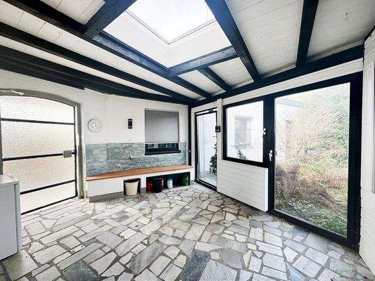 Eingangsbereich mit Zugang zum Haus und Garten Nord