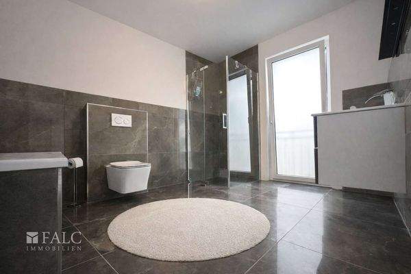 „Stilvolles Badezimmer mit Badewanne, Dusche und exklusiver Fliesengestaltung.“