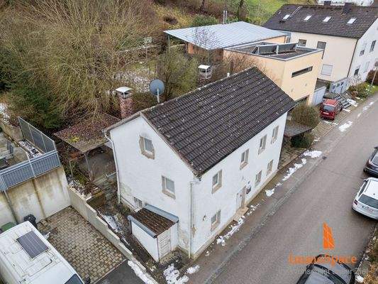 Blick auf das Einfamilienhaus und die Nachbarschaft