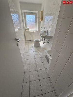 Badezimmer mit Fenster und Dusche