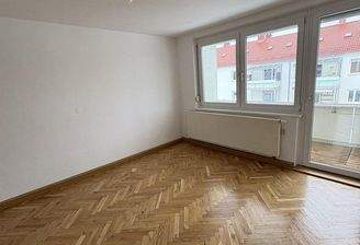 Wohnzimmer mit Balkon