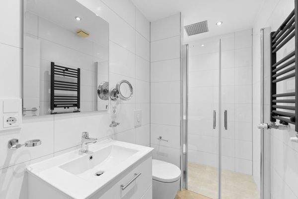 Badezimmer mit Regendusche