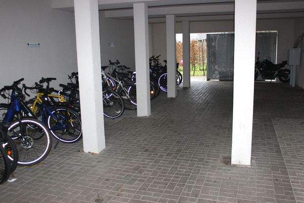 Eingangsbereich mit Fahrradunterstand