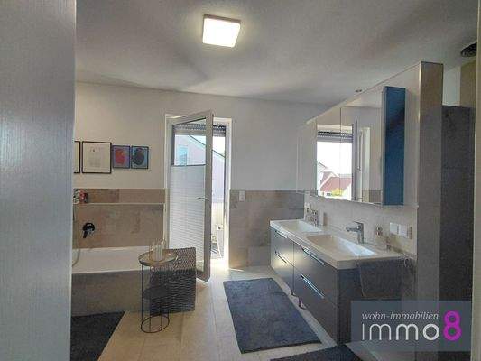 Badezimmer mit Balkon