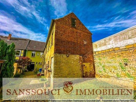 Giebel vom Seitenflügel