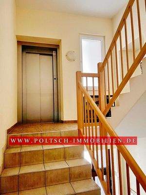 Treppenaufgang mit Aufzug