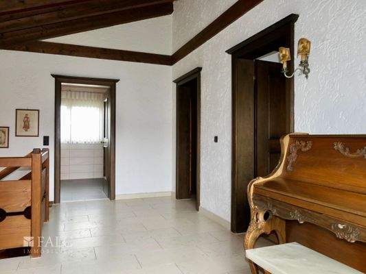 OG2: Empore, Schlafen, Bad