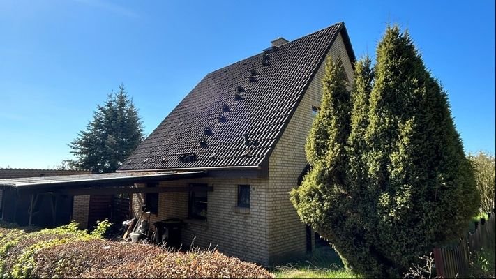Ansicht mit Carport