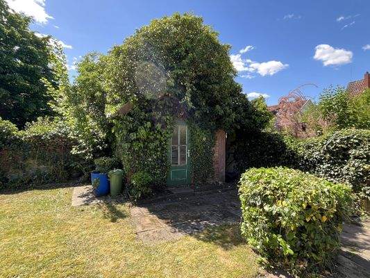 Kleines Gartenhaus mit grüner Haube