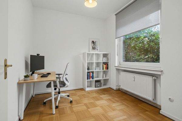 Arbeitszimmer EG_KI renoviert (Boden, Malerarbeiten, Heizkörper)