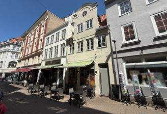 Blick in die belebte Fußgängerzone