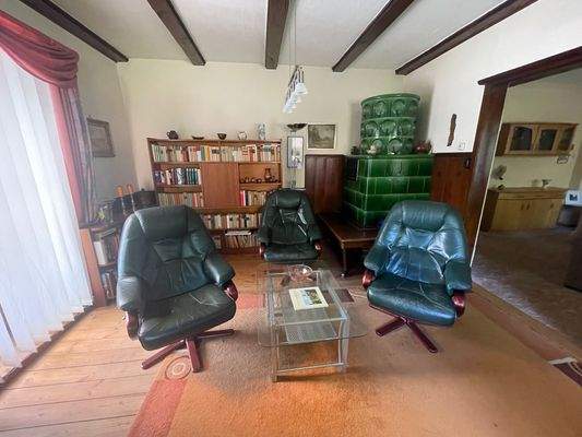 Wohnzimmer mit Kachelofen