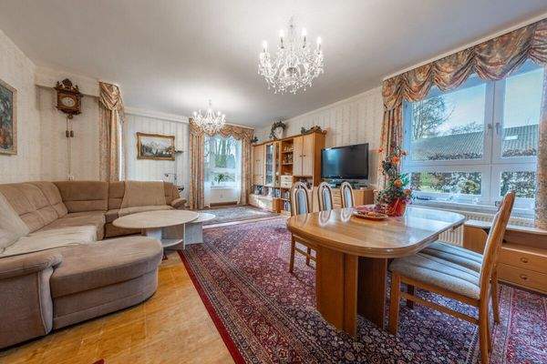 mit einem weiteren hellen Raum