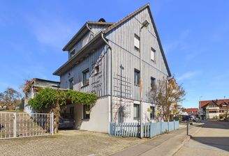 Hausansicht mit Carport