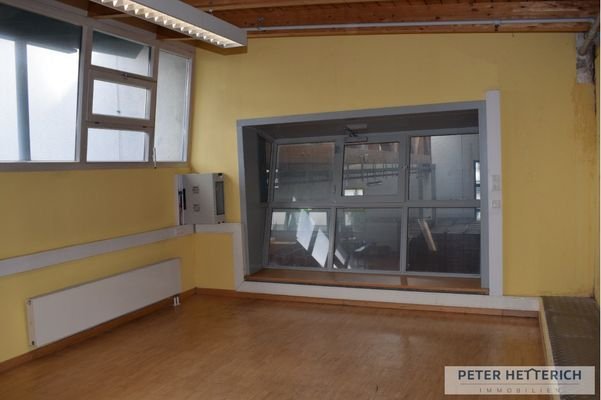 Büro Mitteltrakt mit Sicht in die Hallen