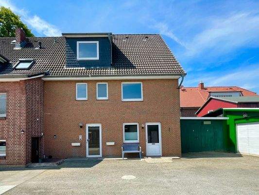 Haushälfte mit dunkelgrünem Anbau