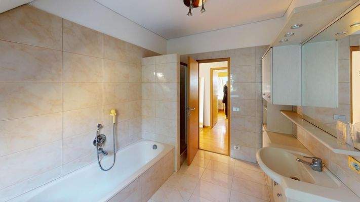 Charmante 3-Zimmer-Dachgeschosswohnung mit Terrasse, Aussicht & Garage – Silandro mansarda con terrazza e garage – attic apartment with terrace, view & garage in central location.