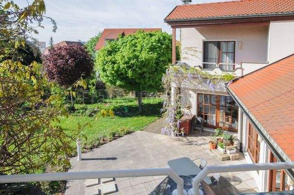 Blick vom Schlafzimmerbalkon auf Terrasse und Garten