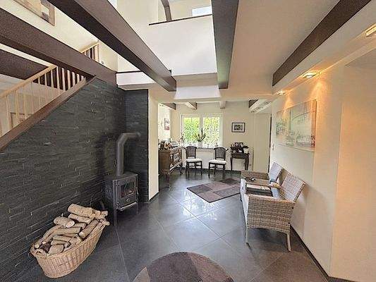 Großer Eingangsbereich mit neuem Kamin