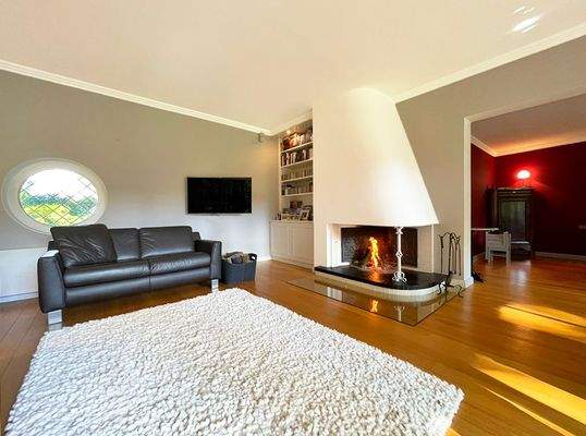 Wohnzimmer mit Kamin