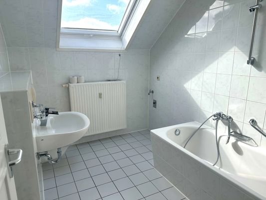 Geräumiges, helles Bad