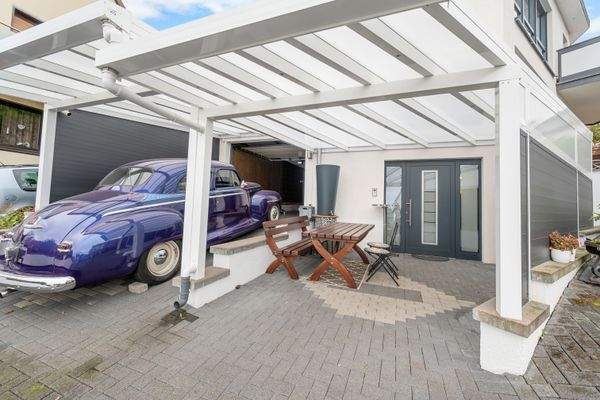Hauseingang/ Carport