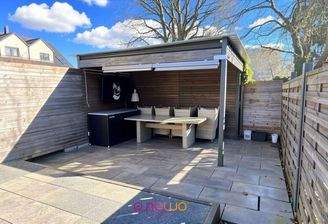 Terrasse mit Abstellhaus