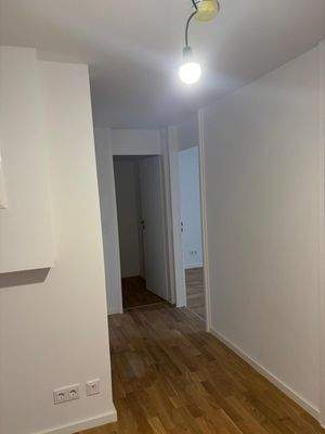 Helles Zimmer mit Holzboden