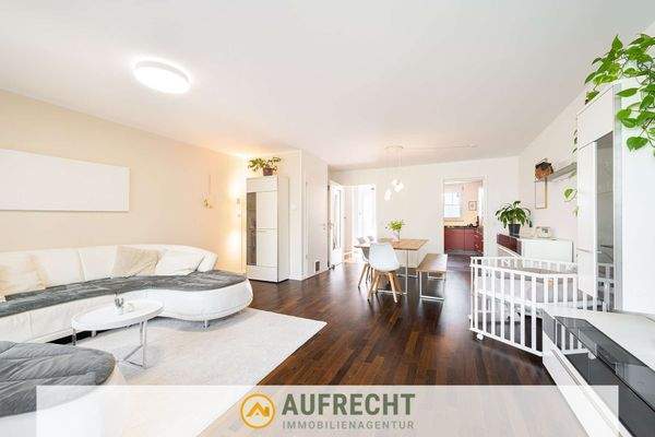 lichtdurchfluteter Wohn-/Essbereich