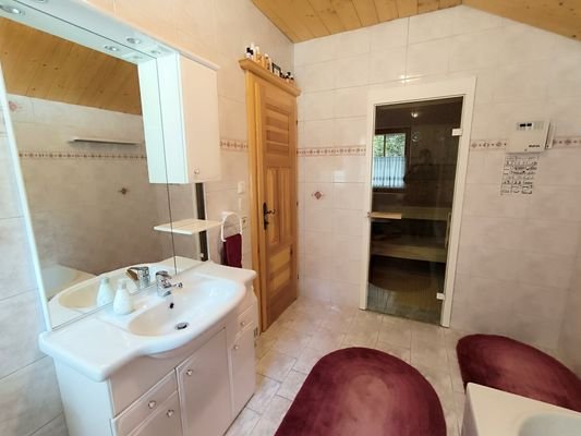 Bad mit WC, Badewanne und Wellnessbereich OG