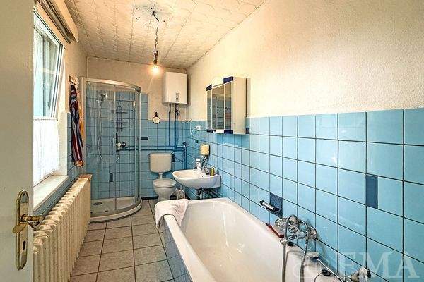 Bad mit Badewanne und Dusche