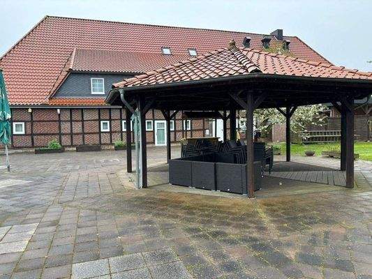 Außenbereich mit Pavillon