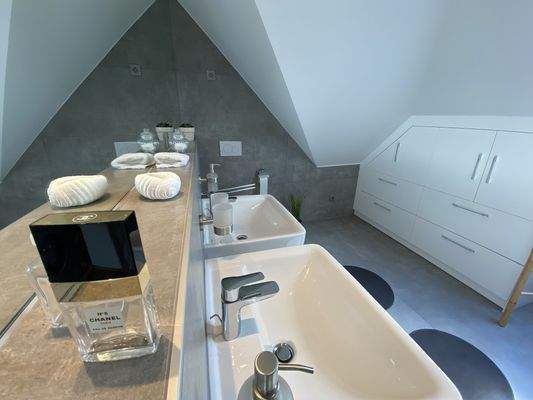 Dachgeschoss: Duschbad zwischen den Kinderzimmern.