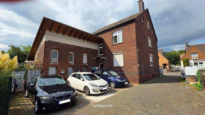 Rückansicht mit Stellplätzen