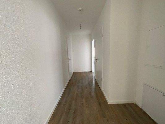 Flur mit Vinylboden und weißen Türenjpg
