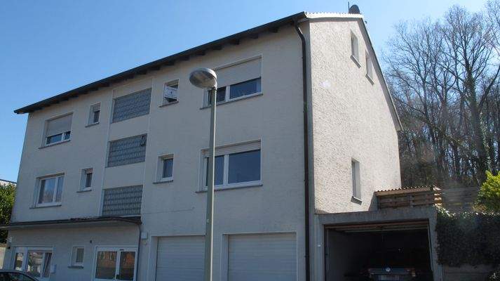 Hausvorder- und Seitenansicht