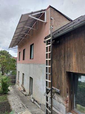 Haus hintere Ansicht mit PV-Anlage.jpeg