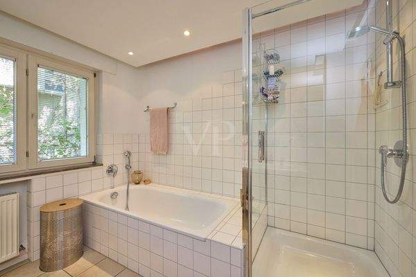 Bad mit Dusche und Wanne EG Mietwohnung