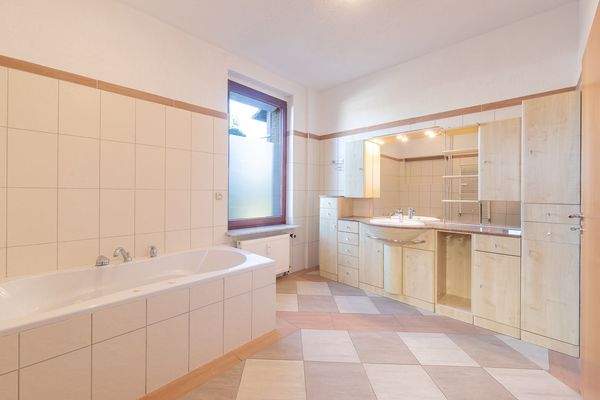 Geräumiges Vollbad mit Dusche