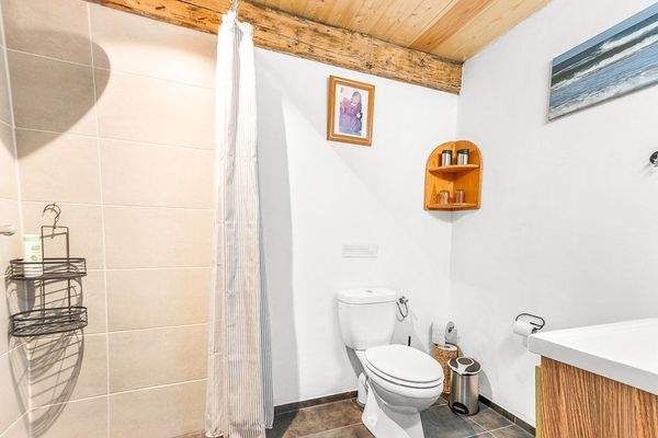 Duschbad im sep. Wohnbereich