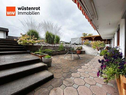 Einliegerwohnung: Terrassencharme mit Blumendekor und Pflanzkübel