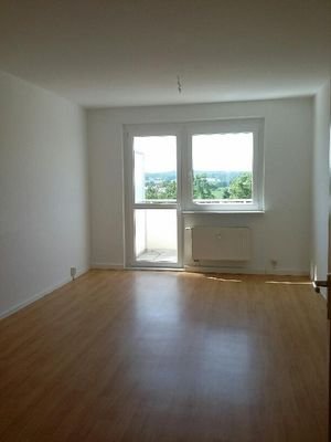 Wohnzimmer mit Balkon